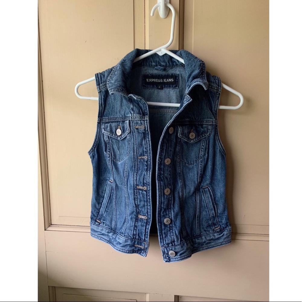 ✨ BLUE DENIM WOMENS VEST FROM EXPRESS ✨
